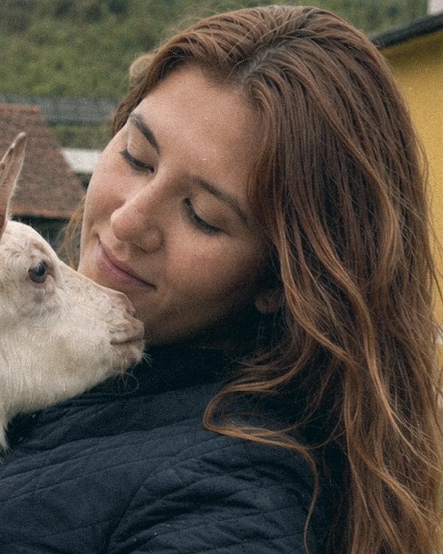 Sophia, cofundadora da Viva Mais Bicho, segurando um filhote no colo
